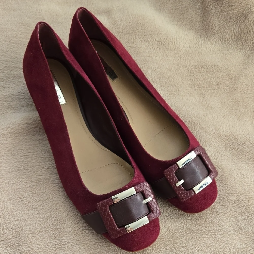 Tahari Venice Maroon Ballerina Flats with Golden Buckle Size 8M